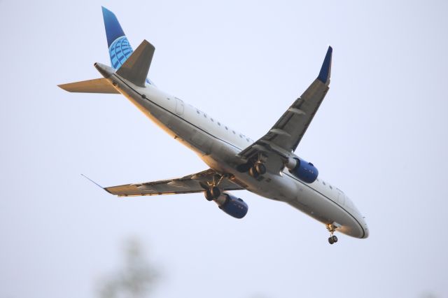 EMBRAER 175 (long wing) (N614UX)