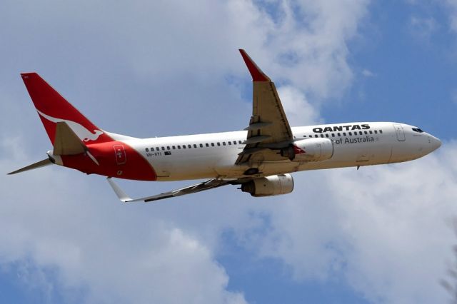 Boeing 737-800 (VH-VYI) - Getting airborne off runway 23. Saturday 1st December 2012.