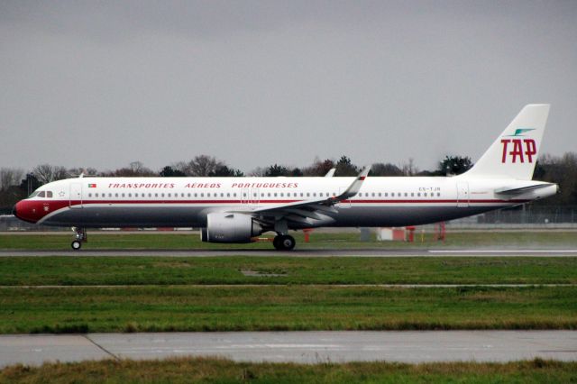 Airbus A321neo (CS-TJR) - Departing rwy 09R on 16-Dec-20 operating flight TAP1359 to LPPT.