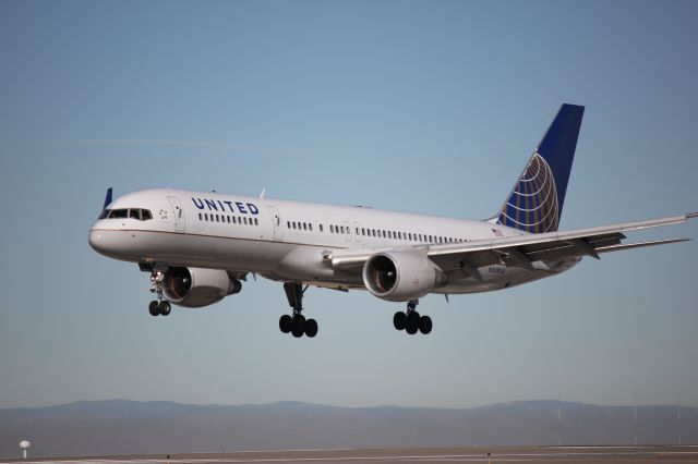 Boeing 757-200 (N549UA)