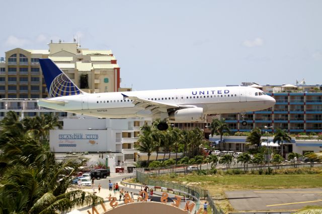 Airbus A320 (N471UA)