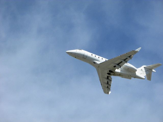 Bombardier Challenger 300 (N539XJ) - Taking off from RWY 20R