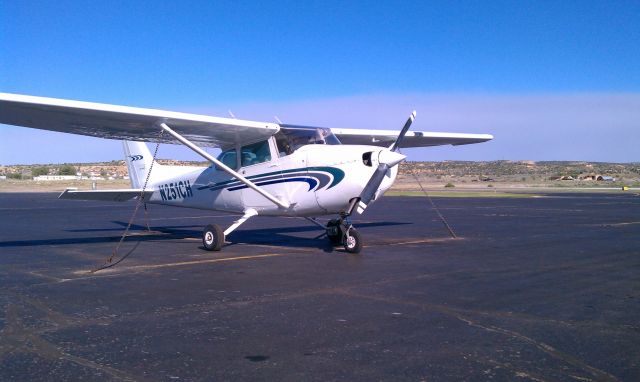 Cessna Skyhawk (N251CH) - Windy in Galup NM