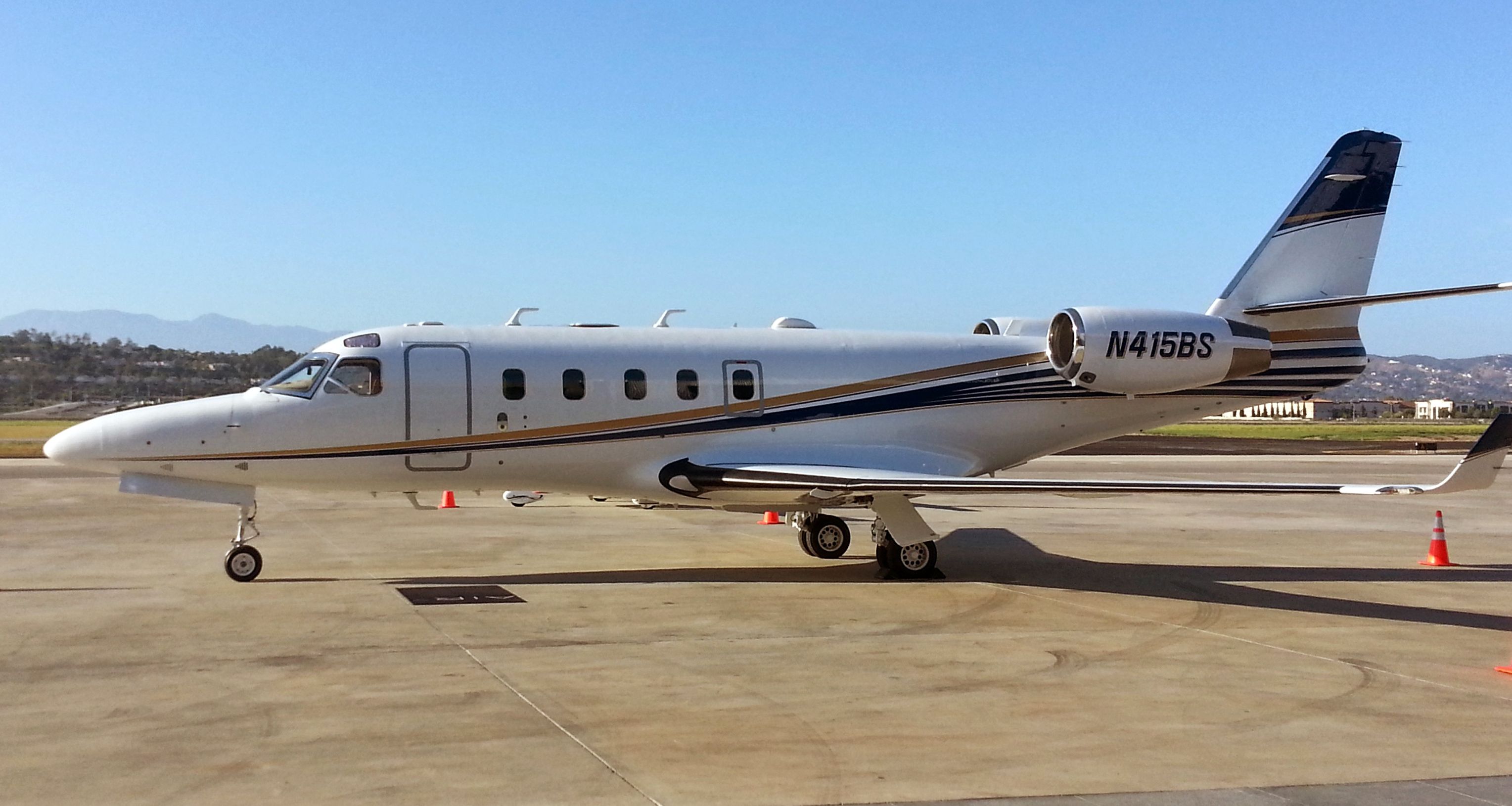 IAI Gulfstream G100 (N415BS) - On the ramp at Air 7 after its new paint job!