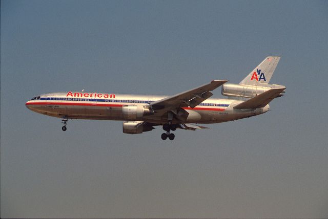 McDonnell Douglas DC-10 (N124AA) - Final Approach to KLAX Intl air port on 1989/08/31