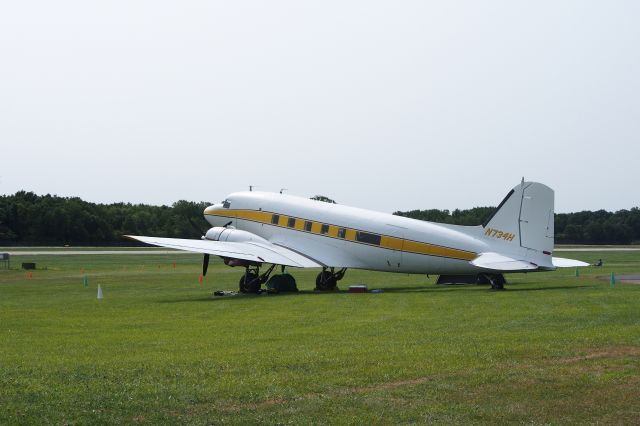 Douglas DC-3 (N734H)