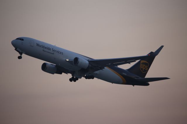 BOEING 767-300 (N326UP)