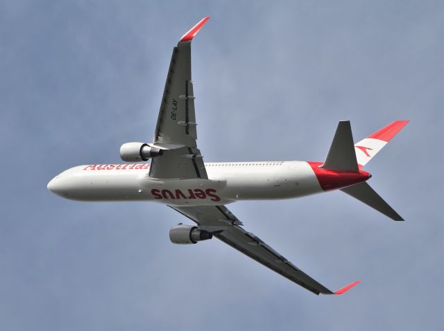 BOEING 767-300 (OE-LAY) - austrian b767-3z9er oe-lay dep shannon for vienna 12/3/20.