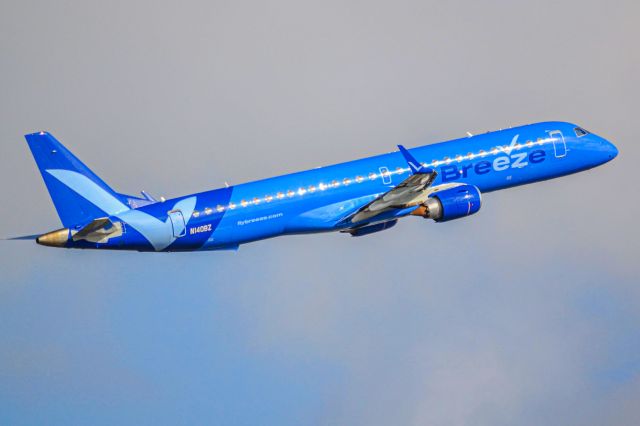 EMBRAER 195 (N140BZ)