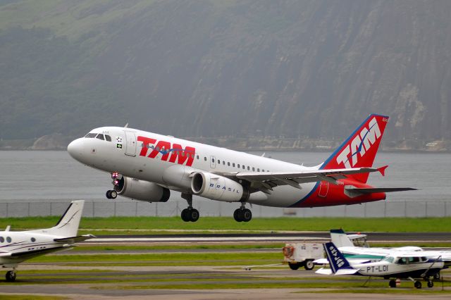 Airbus A319 (PT-MAM)