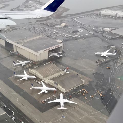 Boeing 787-8 (VARIOUS) - A flock of 5 787s on departure from KSFO, runway 28R.