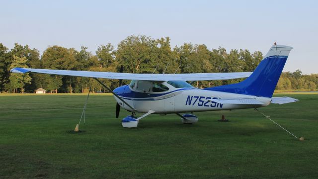 Cessna Skylane (N7529N)