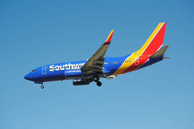 Boeing 737-700 (N728SW)