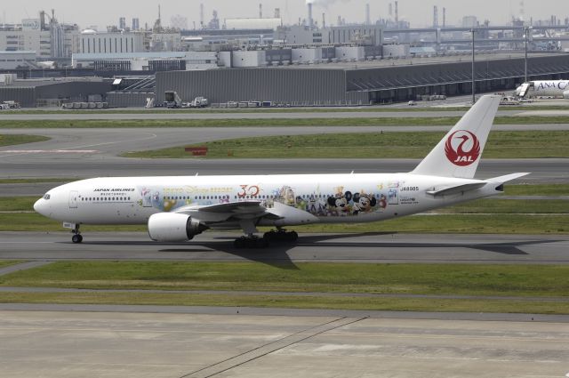 Boeing 777-200 (JA8985) - Taxing at Haneda Intl Airport on 2013/04/10 "No1 JAL Happines Express c/s"