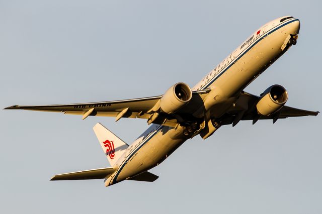 BOEING 777-300 (B-2090) - evening sun