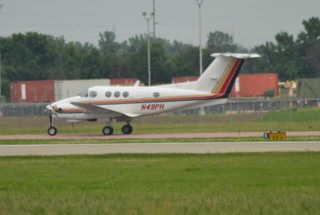 Beechcraft King Air F90 (N49PH) - N49PH waiting to depart Sioux Falls SD on 6-12-15