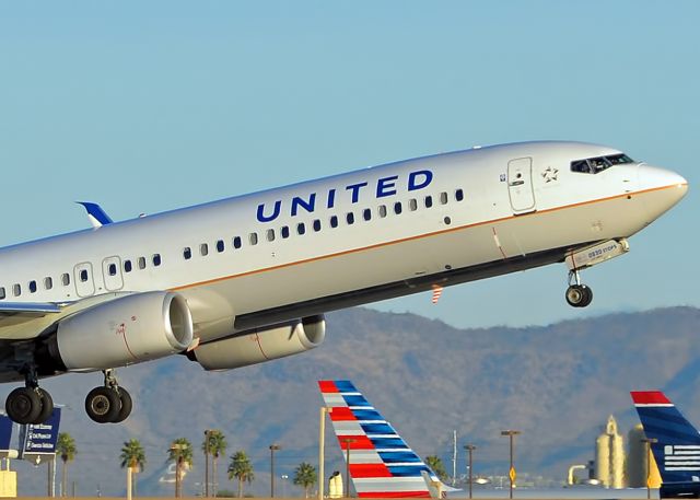 Boeing 737-800 (N63820)