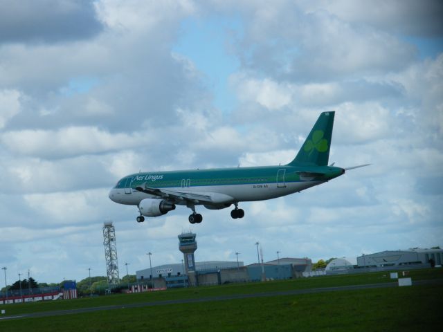 Airbus A320 (EI-CVB) - EI CVB ARR EIDW 14/09/13