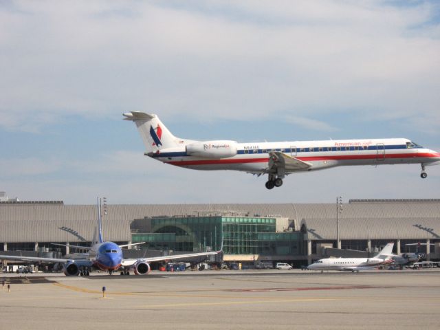 Embraer ERJ-135 (N841AE) - Landing on RWY 19R