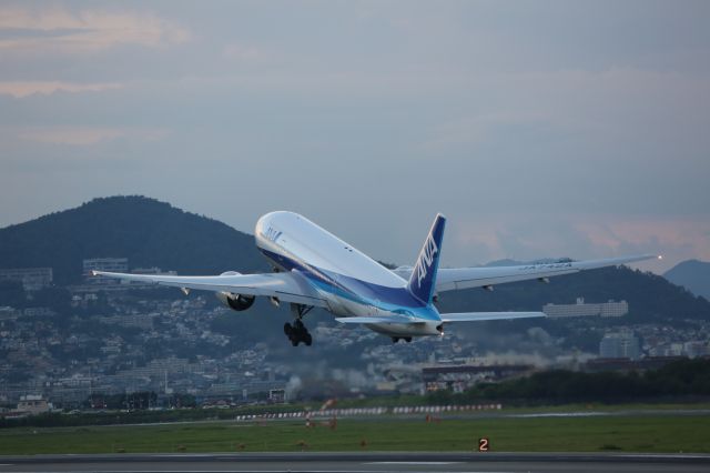 Boeing 777-200 (JA742A)