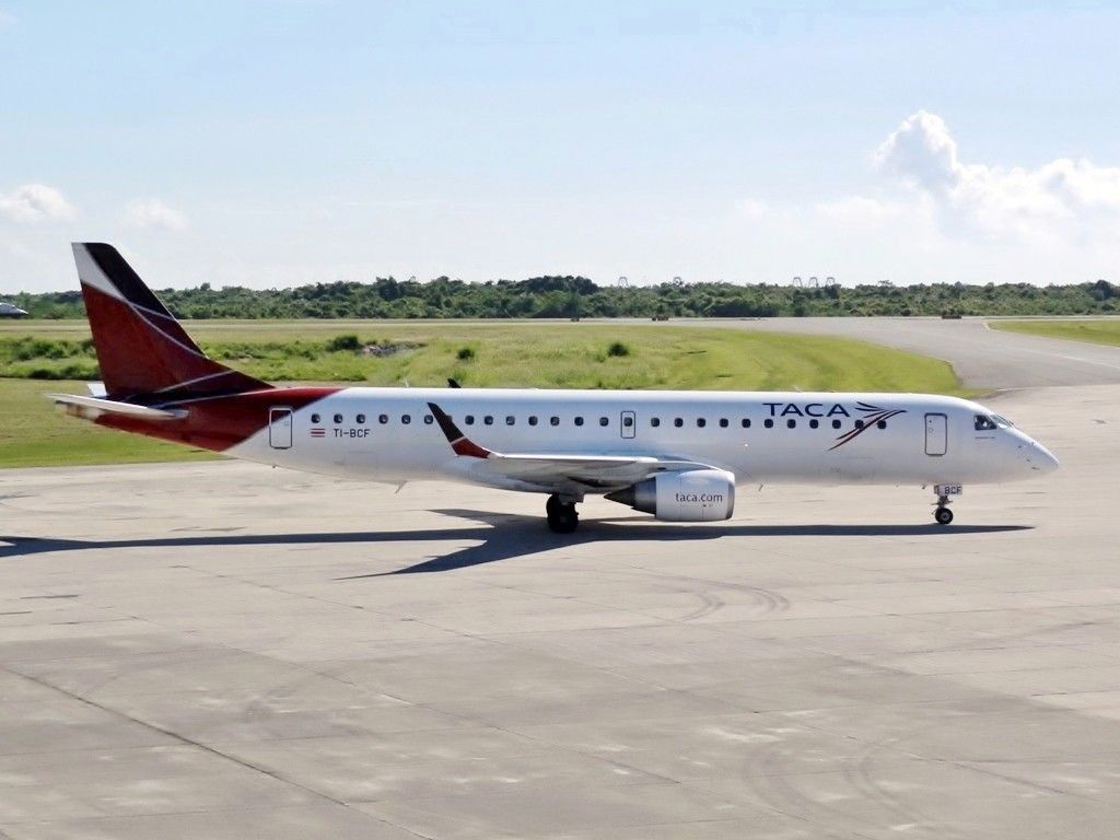 Embraer ERJ-190 (TI-BCF) - Almost to take off for San Jose!