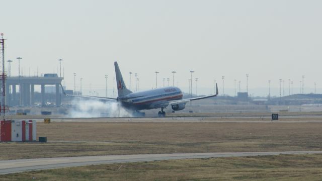 — — - 737 landing at KDFW.