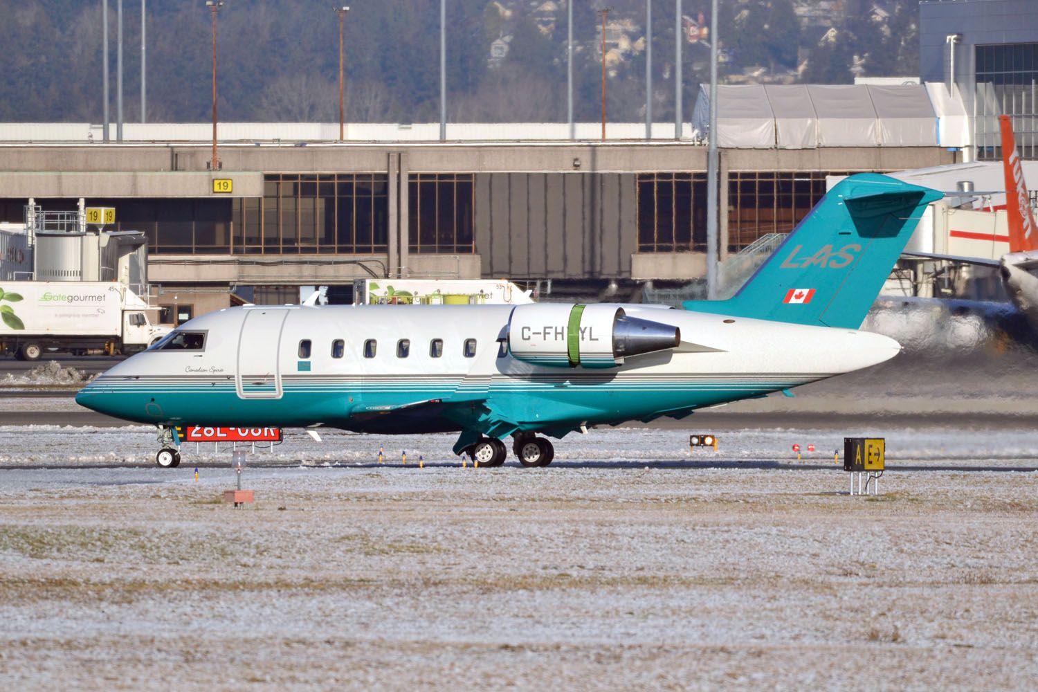 Bombardier Challenger 300 (C-FHYL)