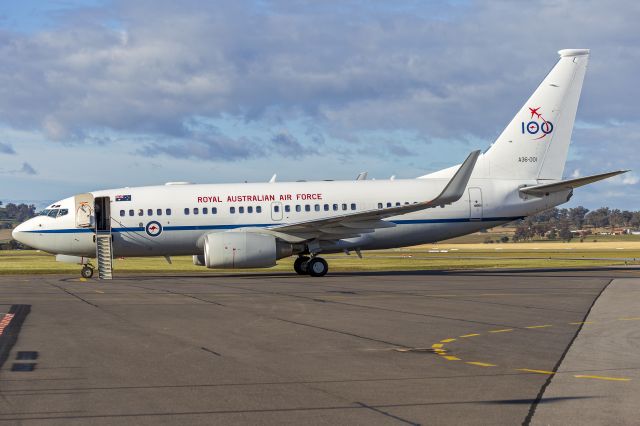 Boeing 737-700 (A36001) - Royal Australian Air Force (A36-001) Boeing 737-7DT (BBJ) at Wagga Wagga Airport