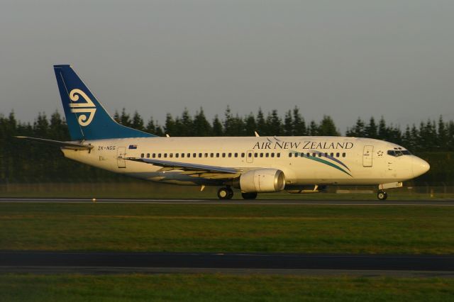 BOEING 737-300 (ZK-NGG)