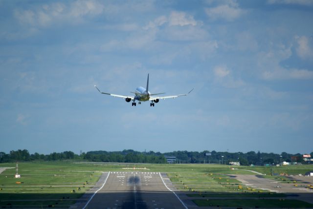 Embraer 170/175 (N86309) - Mesa 6024 from Houston-Bush Intercontinental fights a touch of crosswind as she lands 12R.