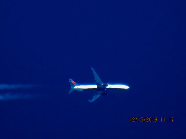 Boeing 737-900 (N825DN)