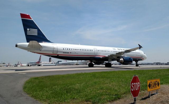 Airbus A321 (N185UW)