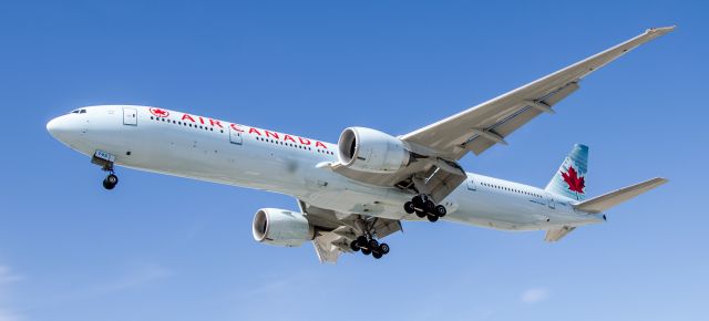 BOEING 777-300ER (C-FNNQ) - Short final Toronto YYZ