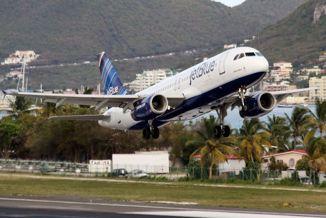 Airbus A320 (N657JB)