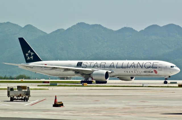 BOEING 777-300 (B-2032)