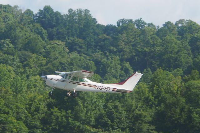 Cessna Skylane (N1906X)