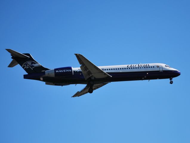 Boeing 717-200 (N946AT) - NFL Baltimore Ravens livery, on final for 23 - 10/11/12