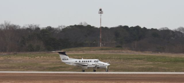 Beechcraft Super King Air 200 (N244JS) - Landing at KPDK, heavy traffic for the past hour.