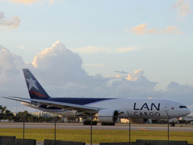 BOEING 777-200LR (N776LA)