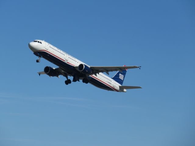 Airbus A321 (N199UW) - It was nice to see a one of the few US A321s before they all go to AA colors! Was heading down to Tampa!