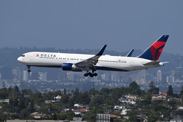 BOEING 767-300 (N1200K)