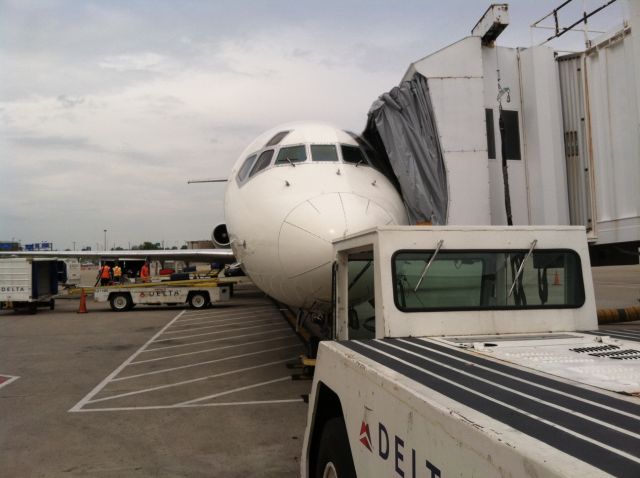 McDonnell Douglas MD-88 — - SDF Ramp