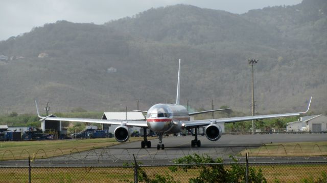 BOEING 767-200 (N642AA)
