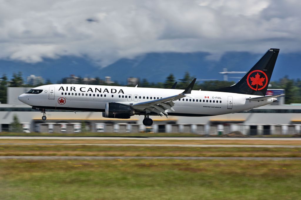 Boeing 737 MAX 8 (C-FSIL)