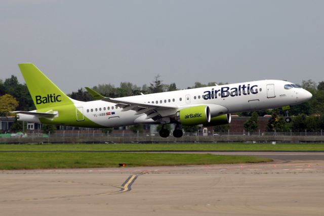 Airbus A220-300 (YL-ABB) - On short finals for rwy 09L on 19-May-23 operating Swiss flight SWR318 from LSZH.