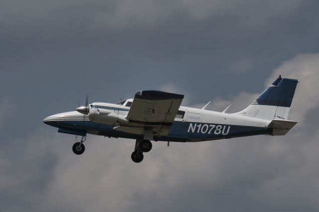 Piper Seneca (N1078U) - Departing Runway 26