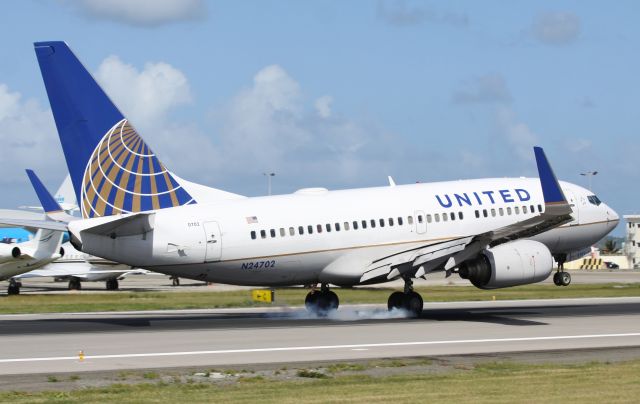 Boeing 737-700 (N24702) - United landing at TNCM