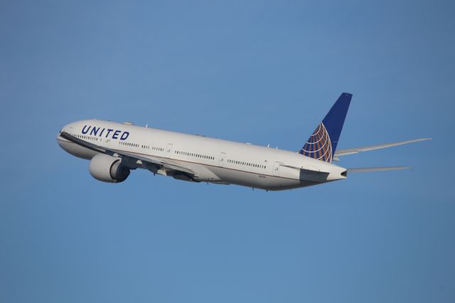 BOEING 777-300ER (N2639U)