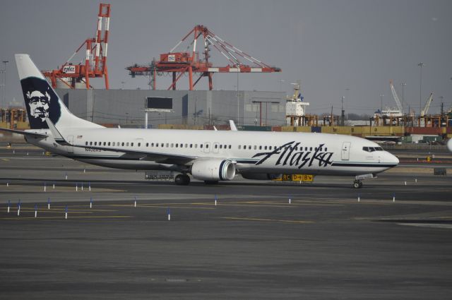 Boeing 737-700 (N408AS)