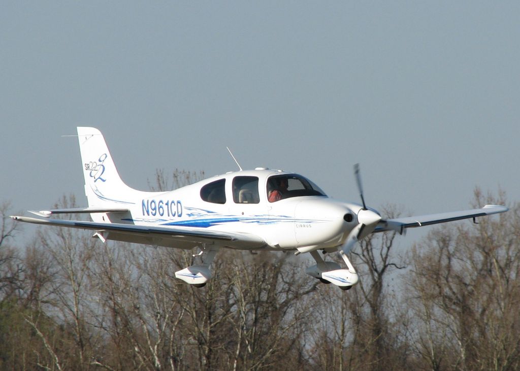 Cirrus SR-20 (N961CD) - Landing on 14 at the Shreveport Downtown airport.